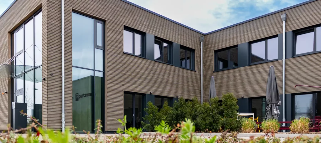 Aufnahme vom partimus Bürogebäude. Viele Fenster und hölzerne Fassade.