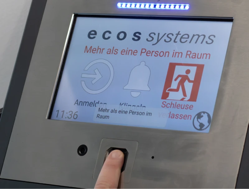 Aufnahme des Zugangskontrollsystems der Marke "eco systems" mit Fingerabdrucksensor und Display. Zugang erfolgt nach Zwei-Faktor-Authentifikation.