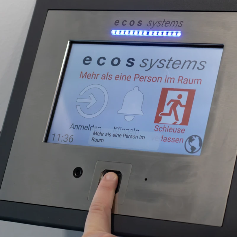 Aufnahme des Zugangskontrollsystems der Marke "eco systems" mit Fingerabdrucksensor und Display. Zugang erfolgt nach Zwei-Faktor-Authentifikation.