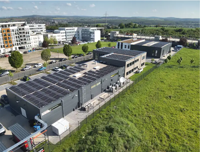 Luftaufnahme vom Bürogebäude von partimus. Das Gebäude ist umgeben von grünen Wiesen und anderen Bürogebäuden.