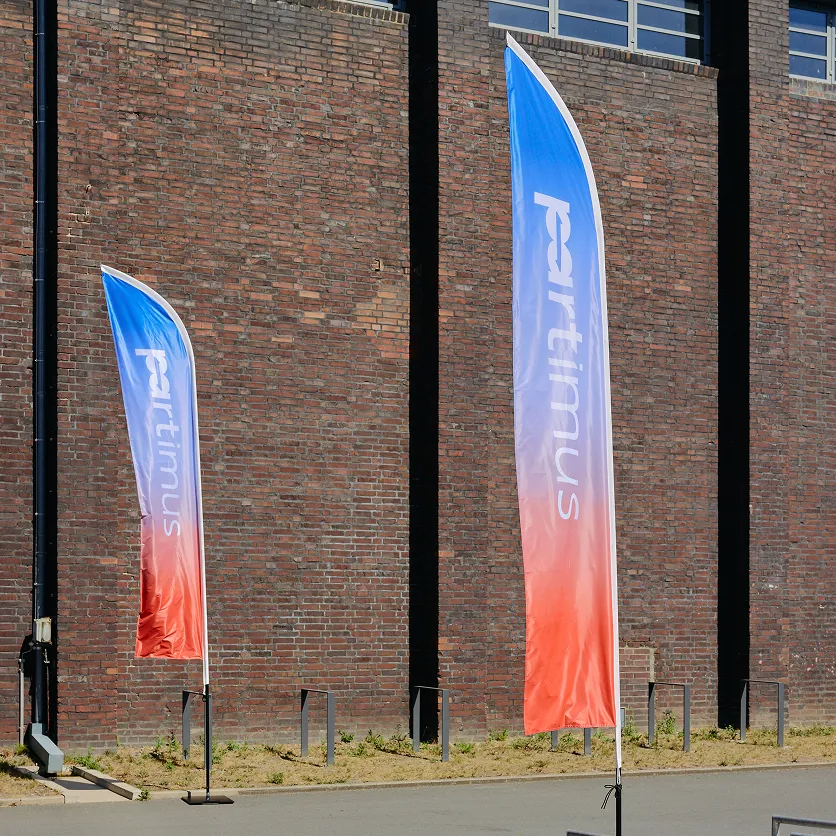 Blau-rote Flaggen mit partimus Logo